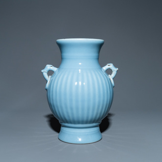 Un vase en porcelaine de Chine bleu de lavande monochrome, marque de Qianlong, République
