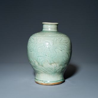 Een Chinese Longquan celadon 'meiping' vaas met onderglazuur decor, Ming