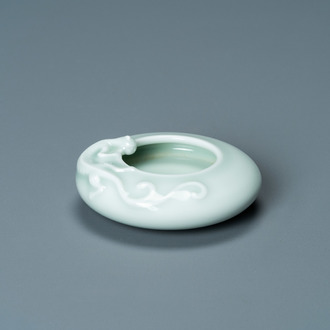 Un lave-pinceaux en porcelaine de Chine céladon monochrome, marque de Qianlong, 19/20ème