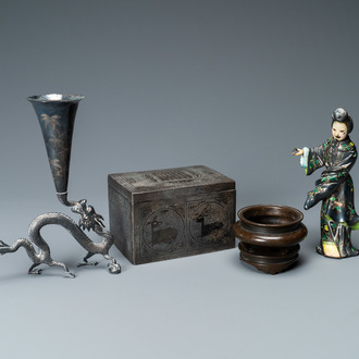 Een Chinese geëmailleerde zilveren figuur, een vaas, een ingelegde koperen huwelijksdoos en een ingelegde bronzen wierookbrander, 19/20e eeuw