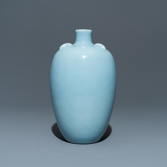Un vase en porcelaine de Chine bleu de lavande monochrome, marque de Yongzheng, République