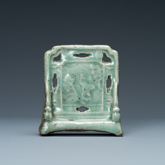 Un écran de table en porcelaine de Chine céladon de Longquan, Ming