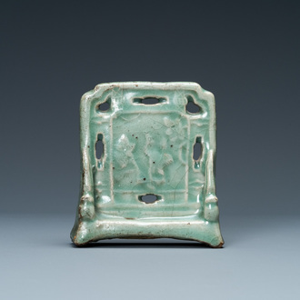 Een Chinees Longquan celadon tafelscherm met wierookstokhouders, Ming