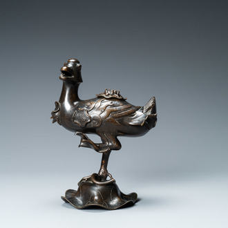 Un brûle-parfum en forme de canard sur fleur de lotus en bronze, Chine, Ming