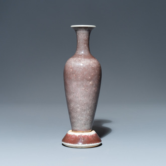 Un vase sur support en porcelaine de Chine à émail 'fleur de pêcher', marque de Kangxi, 19/20ème