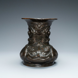 Un vase de forme 'zun' à décor zoomorphe en bronze, Chine, Kangxi