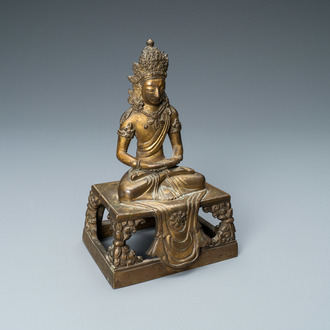 Une figure de Bouddha Amitayus en bronze doré, Chine, Qianlong
