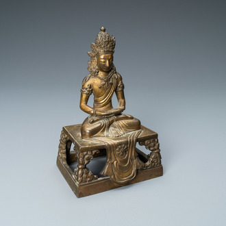 Een Chinese vergulde bronzen figuur van Boeddha Amitayus, Qianlong