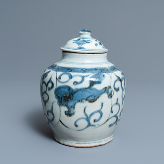 Een Chinese blauw-witte dekselvaas, Wanli