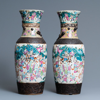 A pair of  Chinese Nanking famille rose crackle-glazed vases, 19th C.