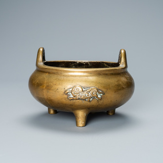 Een Chinese driepotige bronzen wierookbrander met olifanten, Qing