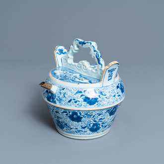 A Chinese blue and white lime pot for the Vietnamese or Indonesian market, Kangxi