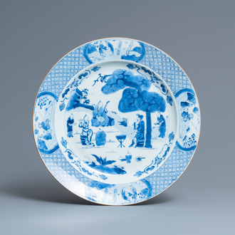 Un plat en porcelaine de Chine en bleu et blanc à décor de musiciens, Kangxi