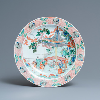 Un plat en porcelaine de Chine famille verte à décor de figures dans un paysage, Kangxi