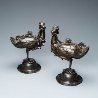 Een paar Chinese bronzen wierookbranders in de vorm van eenden op een lotus, late Ming/vroege Qing