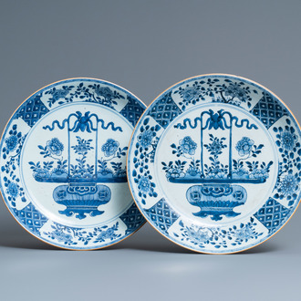 Une paire de plats en porcelaine de Chine en bleu et blanc à décor de paniers fleuris, Qianlong