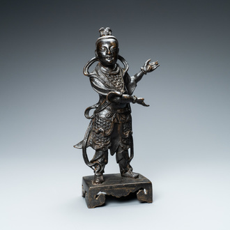 Een Chinese bronzen figuur van een dienaar, Ming