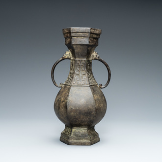 Een Chinese archaïsche bronzen vaas, Xuande merk, Ming
