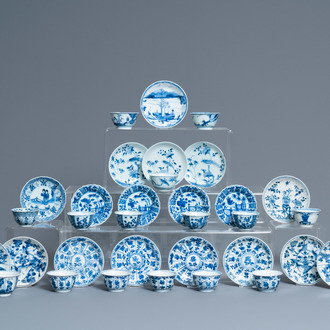 Quinze tasses et dix-huit soucoupes en porcelaine de Chine en bleu et blanc, Kangxi