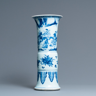 Een grote Chinese blauw-witte 'gu' vaas met onsterfelijken, Kangxi