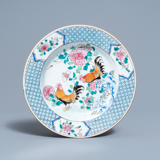 Une assiette en porcelaine de Chine famille rose à décor de deux coqs, Yongzheng