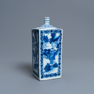 Une bouteille de forrme carrée en porcelaine de Chine en bleu et blanc, époque Transition