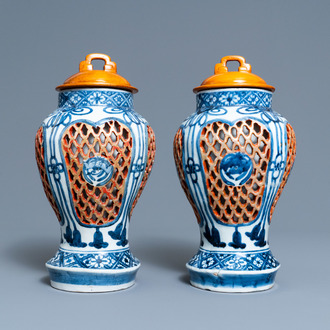 Une paire de vases ajourés en porcelaine Arita de Japon en bleu et blanc, Edo, 17/18ème