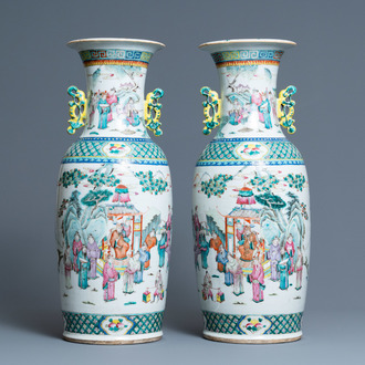Une paire de vases en porcelaine de Chine famille rose, 19ème