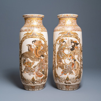 Une paire de grands vases en porcelaine de Satsuma, Japon, Meiji, 19ème