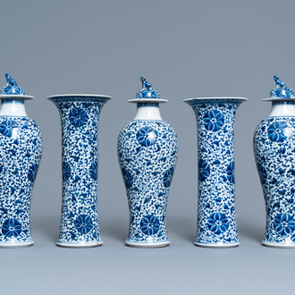 Une garniture de cinq vases en porcelaine de Chine en bleu et blanc à décor floral, 19ème