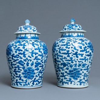 Une paire de vases couverts en porcelaine de Chine en bleu et blanc à décor de rinceaux de pivoines, Kangxi