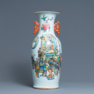 Un vase en porcelaine de Chine à double décor en qianjiang cai et famille rose, 19/20ème
