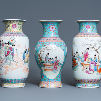 Trois vases en porcelaine de Chine famille rose, marque de Qianlong, République