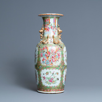 Un vase en porcelaine de Chine famille rose de Canton, 19ème