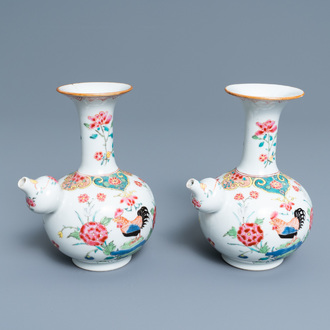 Une paire de kendis en porcelaine de Chine famille rose à décor de coqs, Qianlong