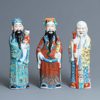 Drie Chinese famille rose figuren van sterrengoden, zegelmerken, 19/20e eeuw