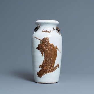 Un vase en porcelaine de Chine dite 'de Nankin' figurant Li Tieguai, marque de Qianlong, 19ème