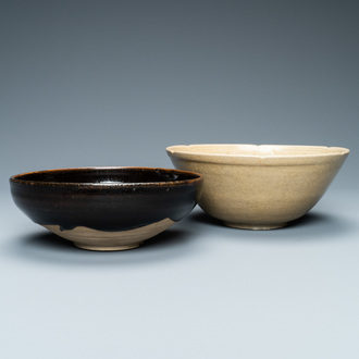 Un bol en grès de type Cizhou à émail noire et un bol à décor incisé, Chine, Song et/ou après