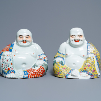 Deux figures de Bouddha en porcelaine de Chine famille rose, marques en creux, 19ème