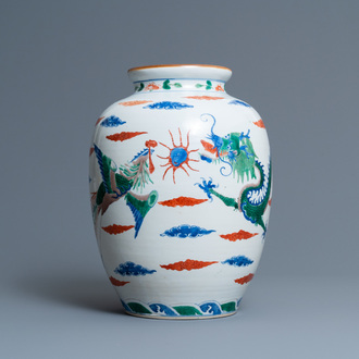 Un vase en porcelaine de Chine wucai à décor d'un dragon et d'un phénix, 19ème