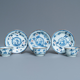 Trois tasses et soucoupes en porcelaine de Chine en bleu, blanc et rouge de cuivre, Kangxi