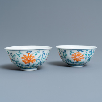 Une paire de bols en porcelaine de Chine doucai, marque à quatre caractères, 20ème