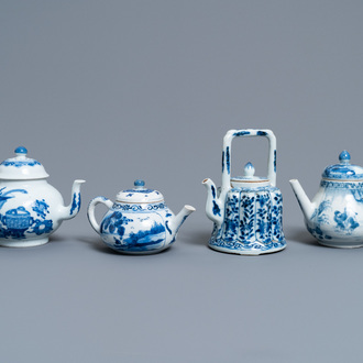 Quatre théières couvertes en porcelaine de Chine en bleu et blanc, Kangxi