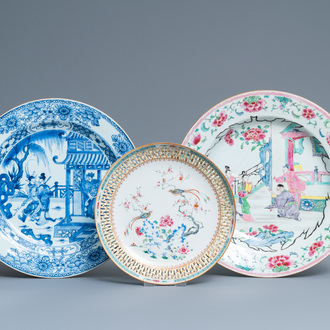 Drie Chinese blauw-witte en famille rose schotels, Kangxi/Yongzheng