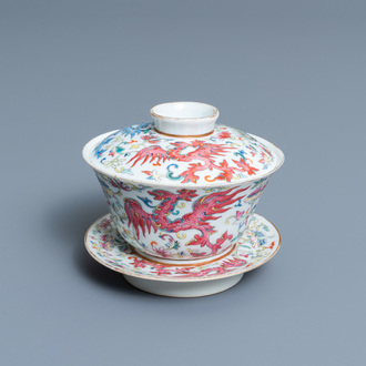 Un bol couvert sur support en porcelaine de Chine famille rose, marque et époque de Daoguang