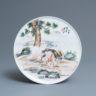 Une assiette en porcelaine de Chine famille rose à décor de chèvres, République