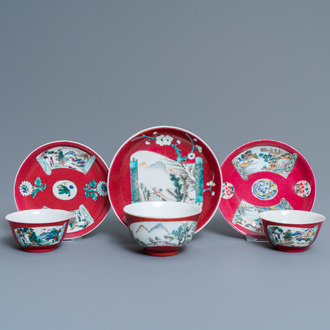 Trois tasses et soucoupes en porcelaine de Chine famille rose à fond rouge de rubis, Yongzheng