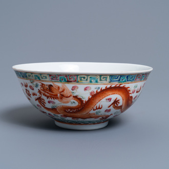 Un bol en porcelaine de Chine famille rose à décor d'un dragon et d'un phénix, marque et époque de Guangxu