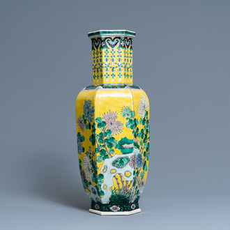 Un vase de forme hexagonale en porcelaine de Chine famille jaune, marque de Kangxi, 19ème