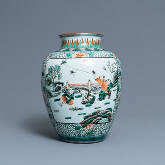 Un vase en porcelaine de Chine famille verte à décor de garçons jouants, 19ème